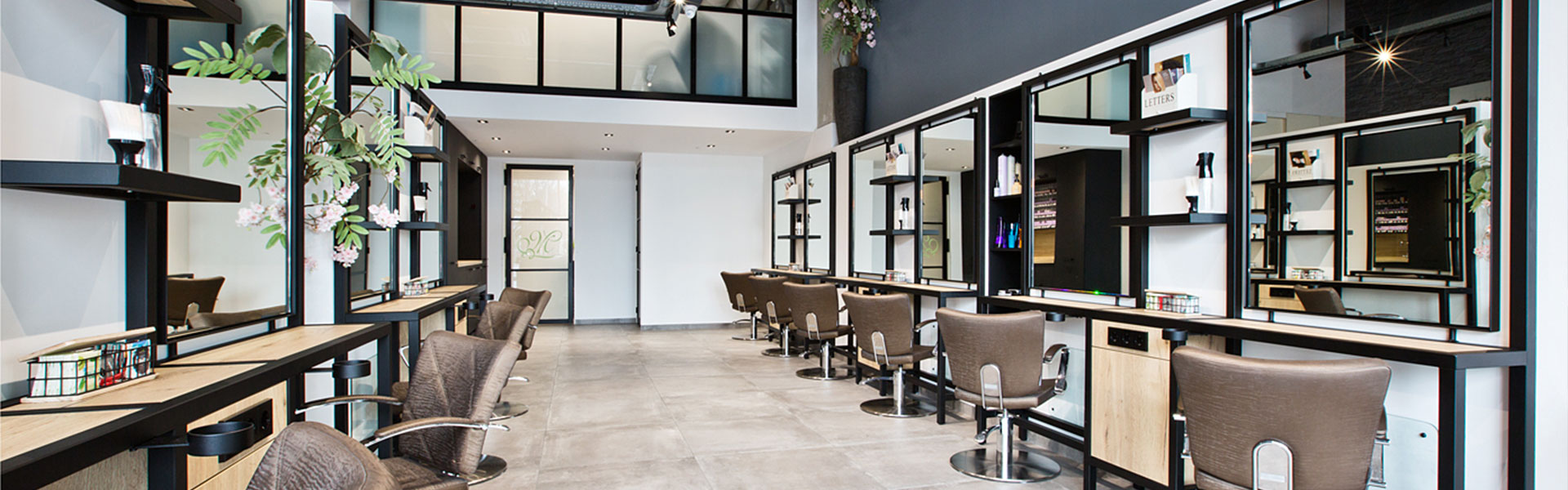 Het strakke, industrieel ingerichte interieur van Mienis Kapsalon
